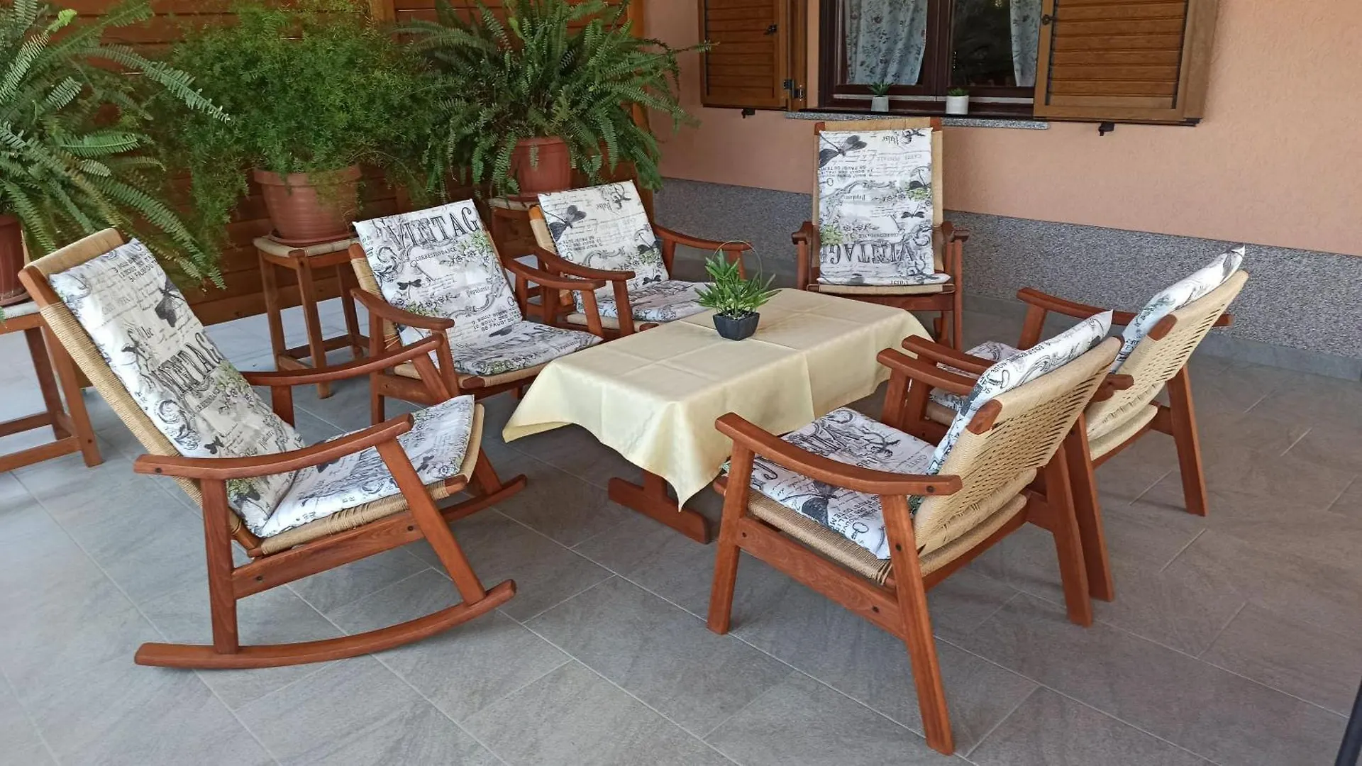 Neue Wohnung In Loborika Mit Grosser Terrasse プーラ アパート